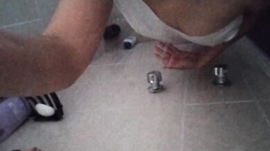 Me ducho en la regadera con sexy vestido caliente