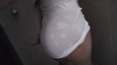 Me ducho en la regadera con sexy vestido caliente