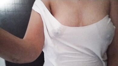 Me ducho en la regadera con sexy vestido caliente
