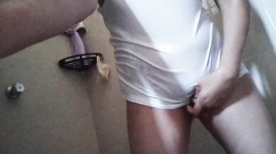 Me ducho en la regadera con sexy vestido caliente