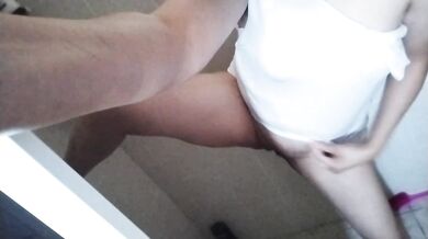 Me ducho en la regadera con sexy vestido caliente