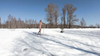 Nude girl on ski