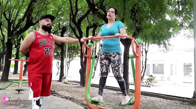 Mi vecina sexy y caliente esta en el parque y al verla allí me propone que la folle y yo acepto - Porno en Español