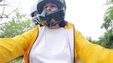 Picking up DIDI Customer Without Bra!