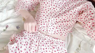 Woke up so horny… I couldn't resist and cum with a CREAMY SQUIRT