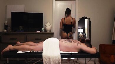 Hot masseuse gives sensual oil massage with happy ending