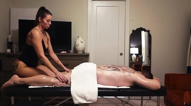 Hot masseuse gives sensual oil massage with happy ending