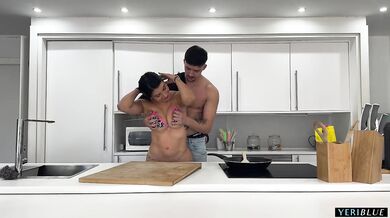 PILLADO por su MEJOR AMIGO mientras se folla a SU MUJER en su propia cocina!