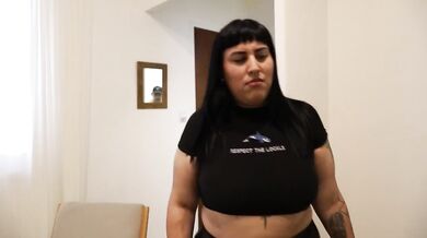 Voy ala psicológica y termino haciendo un trío con su amiga