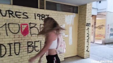 AMATEUR THRILL IN OUTDOOR BLOWJOB SEDUCTION