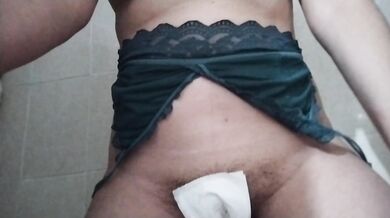 Me orino en la ducha con mi vagina apretada