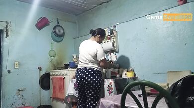 La sorprendo preparando el desayuno, tuvimos sexo y casi nos cachan en medio de todo