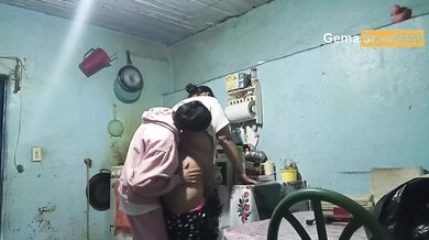 La sorprendo preparando el desayuno, tuvimos sexo y casi nos cachan en medio de todo