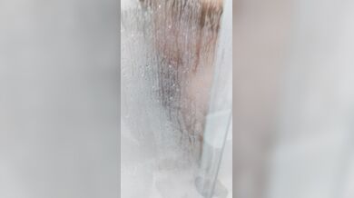 Me masturbo viendo a mi marido en la ducha
