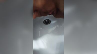 Me masturbo viendo a mi marido en la ducha