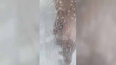 Me masturbo viendo a mi marido en la ducha