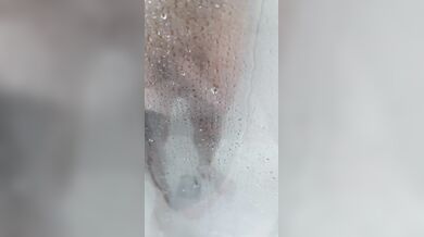 Me masturbo viendo a mi marido en la ducha