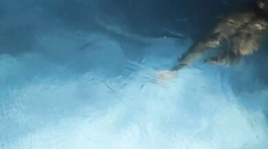 Mermaid gave a blowjob underwater and spread her wet pussy