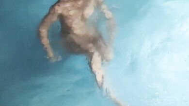 Mermaid gave a blowjob underwater and spread her wet pussy