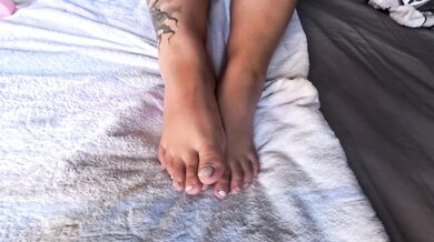 Displaying my feet, soles and toes while being naked