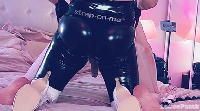 Pegging in leggings ends up in multiple cumshots
