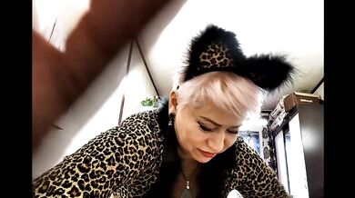 Close-up of a cock in the pussy of a beautiful stepmom in a leopard costume...)) And other pranks of a mature bitch ...))