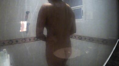 I film my girlfriend while she's showering, look at her natural body