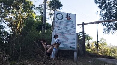 Mulher motorista de APP parou carro ao ar livre para foder com passageiro!