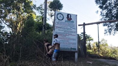 Mulher motorista de APP parou carro ao ar livre para foder com passageiro!