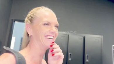 Défi risqué - Baise hard avec le coach sportif dans les vestiaires !