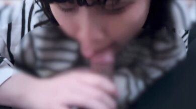 ぐりんぐりんに舐めまわすフェラをする女の子