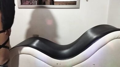 Mi sumisa hermanastra disfruta que le coma el coño sobre un sillón tántrico