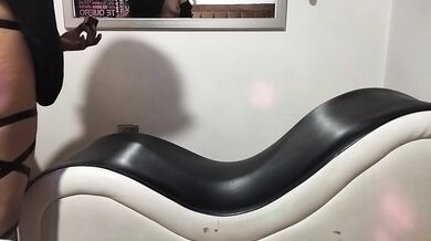 Mi sumisa hermanastra disfruta que le coma el coño sobre un sillón tántrico