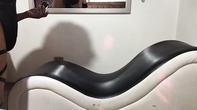 Mi sumisa hermanastra disfruta que le coma el coño sobre un sillón tántrico
