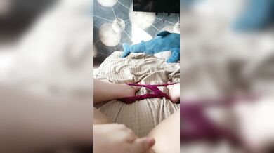 Подросток осталась дома одна и трахает свою писечку расчёской
