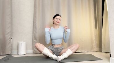 Flexy Yoga Girl Can’t Stop Teasing in Tight Outfit