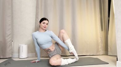 Flexy Yoga Girl Can’t Stop Teasing in Tight Outfit