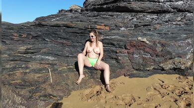 Milf se pone cachonda frente a su dron