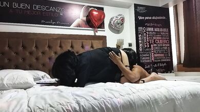 Delgada chica nerd gime de placer mientras le desbarato el culo