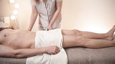 Hot masseuse can’t resist and gives client a sloppy happy ending