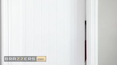 BRAZZERS - Curvy Payton Preslee Turns Her Workout Into A Cheating Session With Her Pervy Neighbor