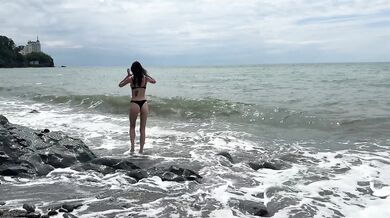 A beautiful stranger didn't refuse to walk naked, offered to fuck her on the beach | LoLitocka