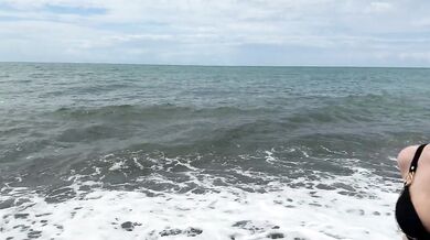 A beautiful stranger didn't refuse to walk naked, offered to fuck her on the beach | LoLitocka