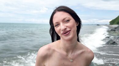 A beautiful stranger didn't refuse to walk naked, offered to fuck her on the beach | LoLitocka