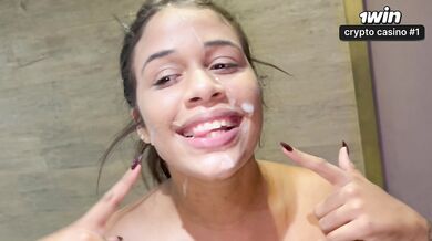 Minha namorada saiu e eu aproveitei e comi a meia-irmã dela , e dei uma gozada gostosa na cara da safada