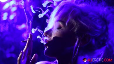Kitty Quinn smokes her night away in Smoked Out Blondie