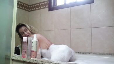 Na banheira coloquei vários objetos e brinquedos sexuais no meu rabo
