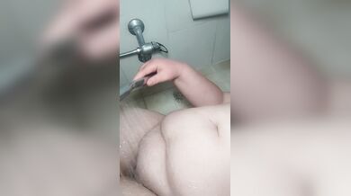 Accompagne ta jolie ronde favorite sous la douche