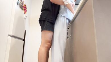 キッチンにいたドM妻のパンツを脱がしフェラさせて最後は中出し