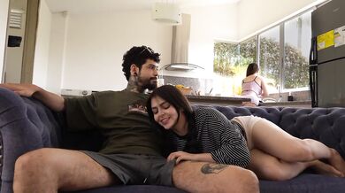 Mi madrastra se descuida y termino follando fuertemente con su novio